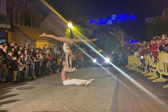 Los bailes acrobáticos de Lei y Estrella, atractivo de la Cabalgata Real en Telde (Foto Antonio Alí)